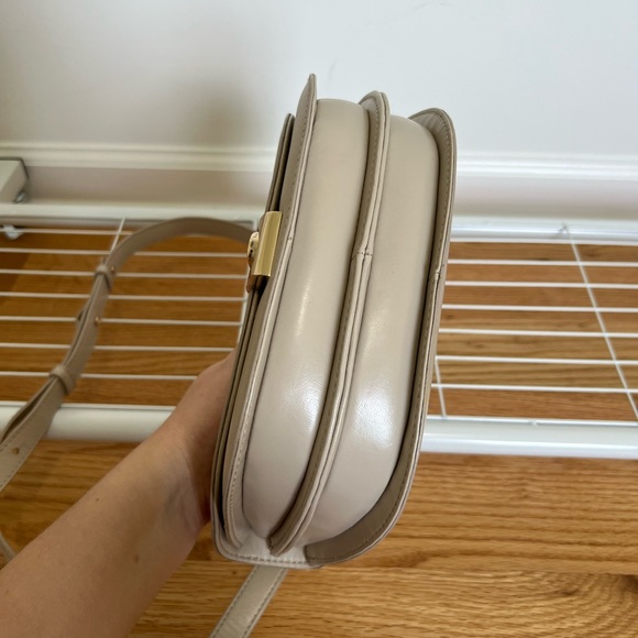 Flattered leather crossbody bag in crème - Picture 9 of 13